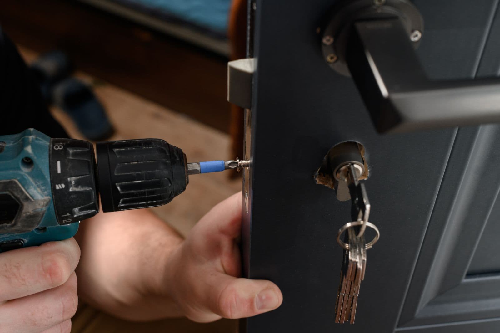Reliable mobile locksmith assisting with home lockout